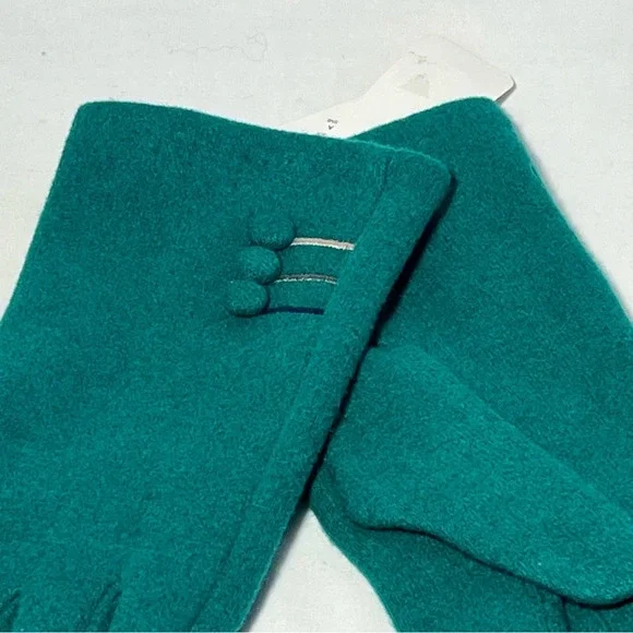 Pretty Persuasion Green Touch Screen Gloves - Picture 5 of 7